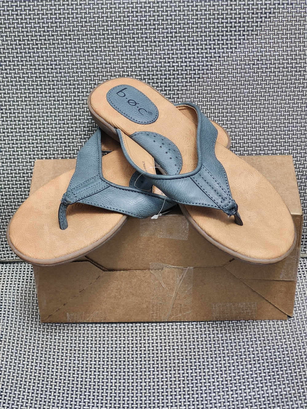 NWOT b.o.c. Born Concept Blue Chazi Floral Embossed Flip Flop Sandal Size 8M - Picture 2 of 5